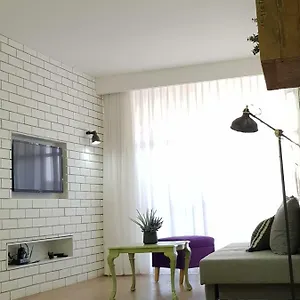 Stylish With A Patio Close To The אילת